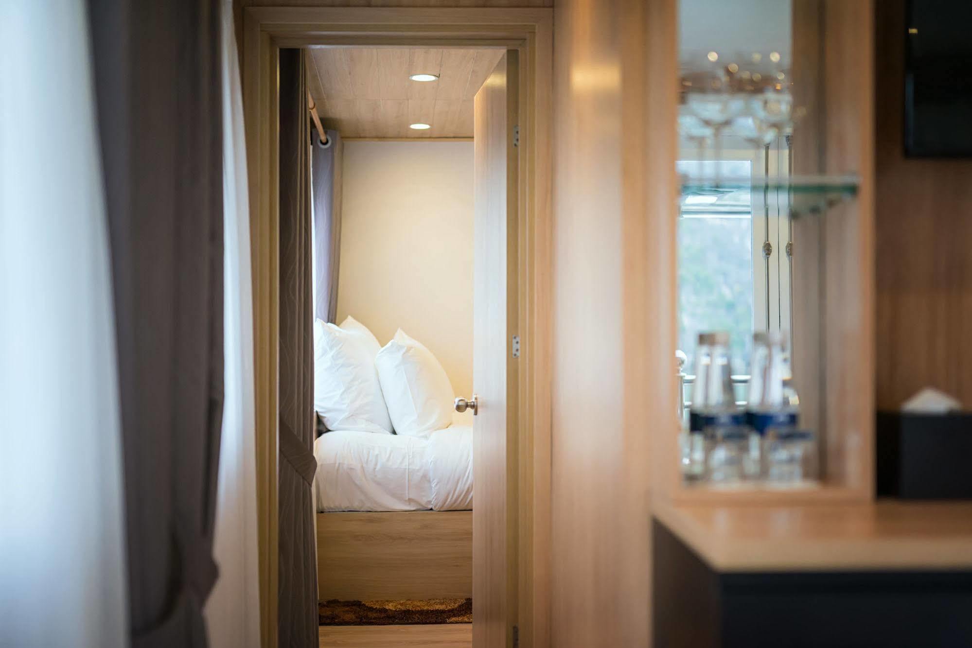 La Vela Premium Cruise - Managed By Paradise Cruises Ha Long Exterior photo